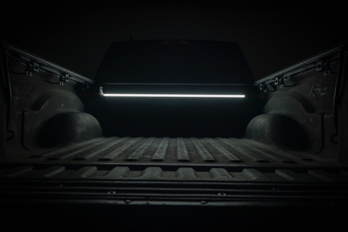 Ram 1500 Powered Retractable Bed Cover - Rough Country - Powered Retractable, 6'4